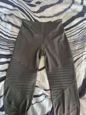 High-Waisted Old Navy Elevate 7/8 Ankle Leggings in Olive Green - Nwt Size M